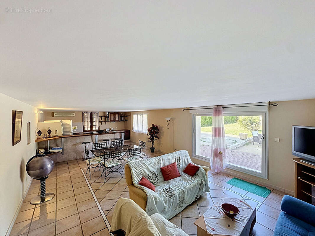 Vendre ensemble immobilier de 395 m² avec piscine à arles - photo 10