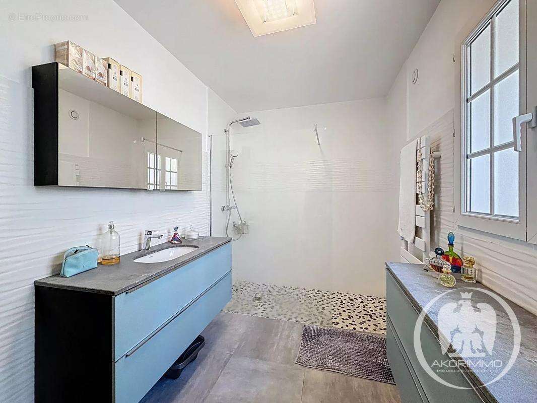 Maison à CASTAGNIERS