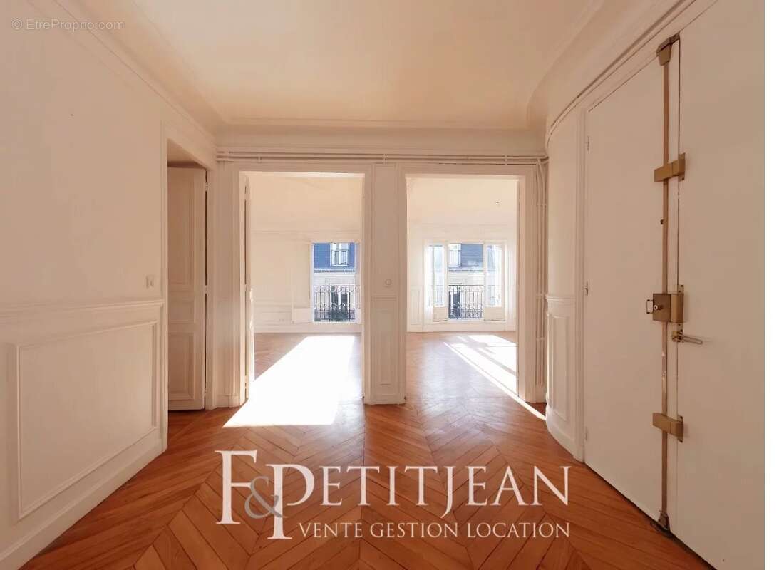 Appartement à PARIS-16E
