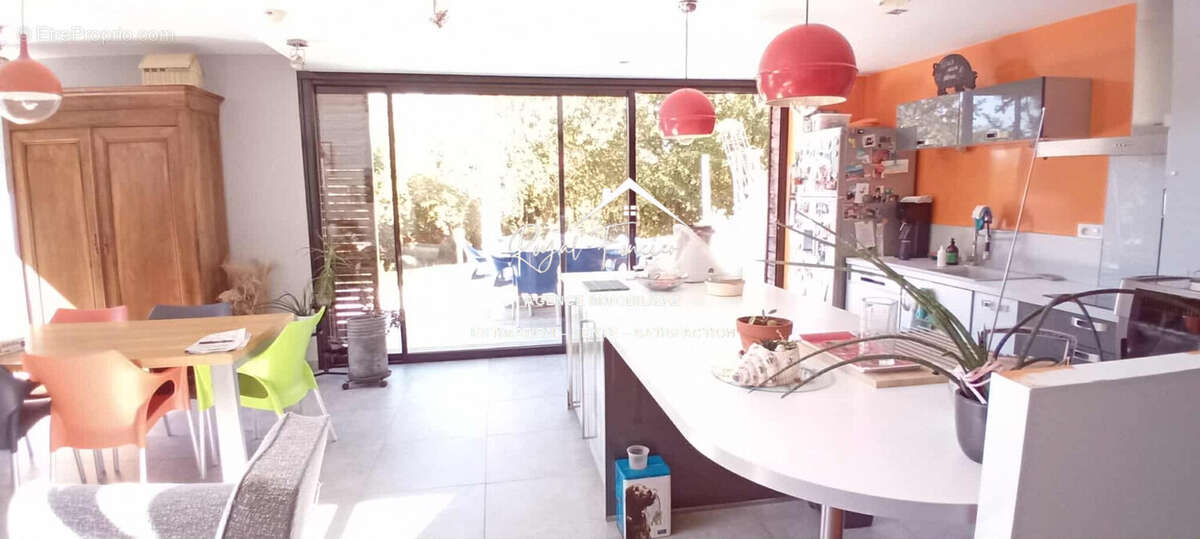 Cuisine A et E avec sa terrasse sans vis à vis  - Maison à CHATELLERAULT