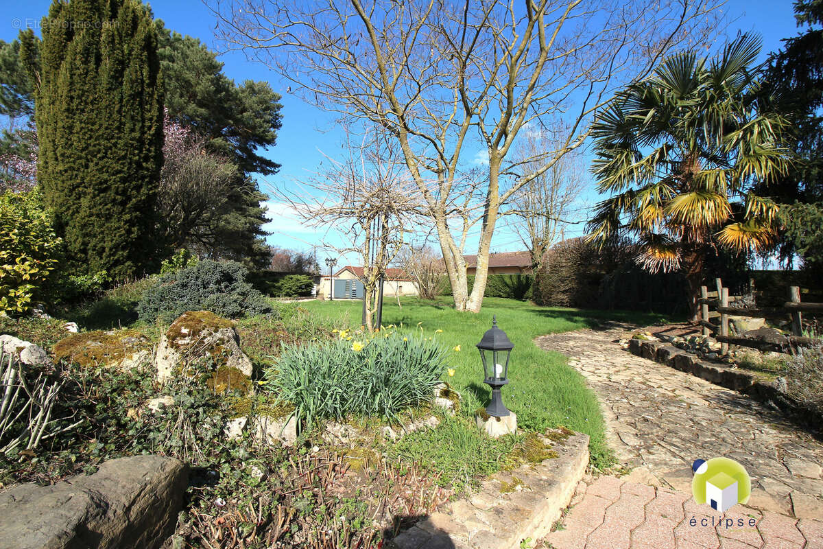Maison à MEZERIAT
