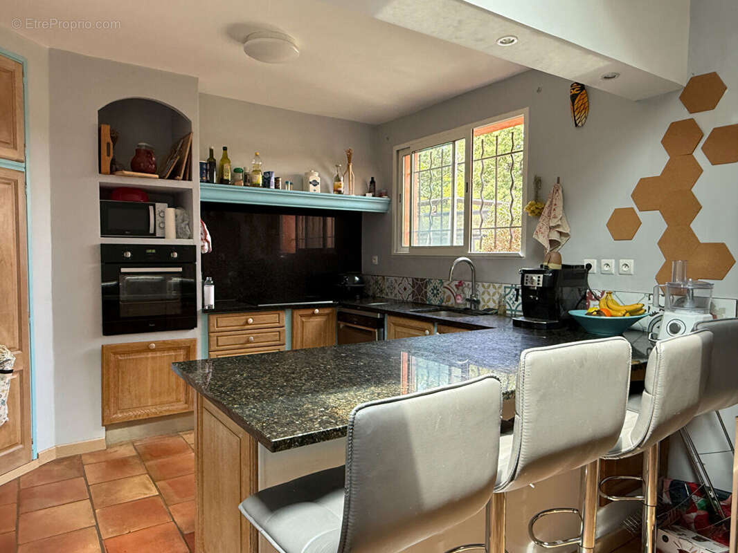 Maison à LA ROQUE-D&#039;ANTHERON