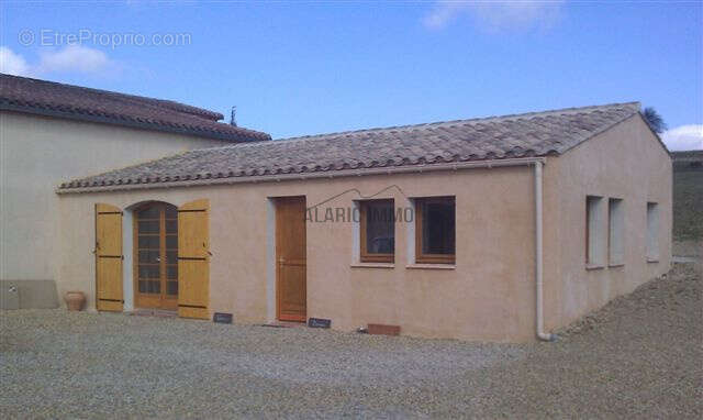 Propriété composée de plusieurs bâtiment et bureaux - photo 2