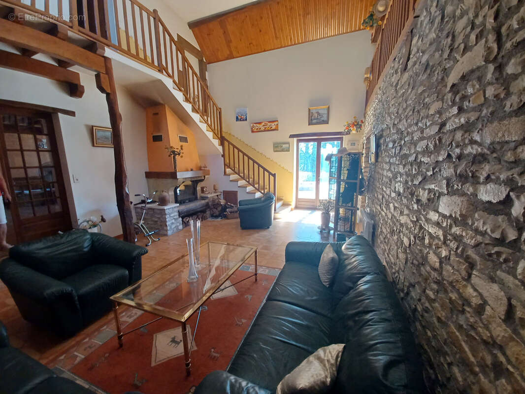 Situé à 35 min de BOURGES (18),  16 Min AVORD . Ensemble immobilier composé de deux maisons et isolé de voisin - photo 13