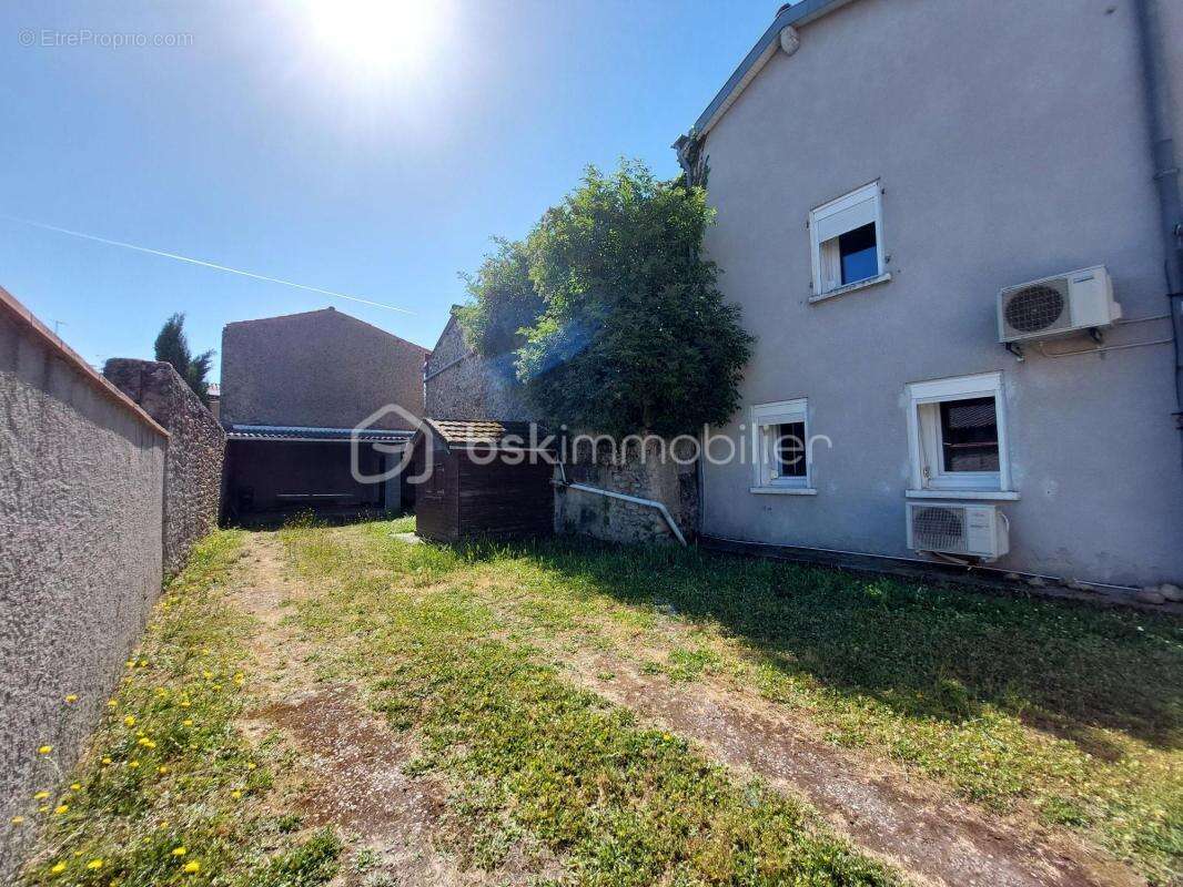 “Maison familiale aux grands volumes, 4  chambres, dépendance en pierre aménageable, jardin clos ,un garage— un potentiel rare a - photo 2