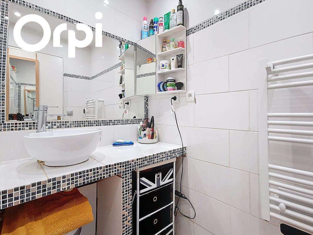 Appartement à SOLLIES-PONT