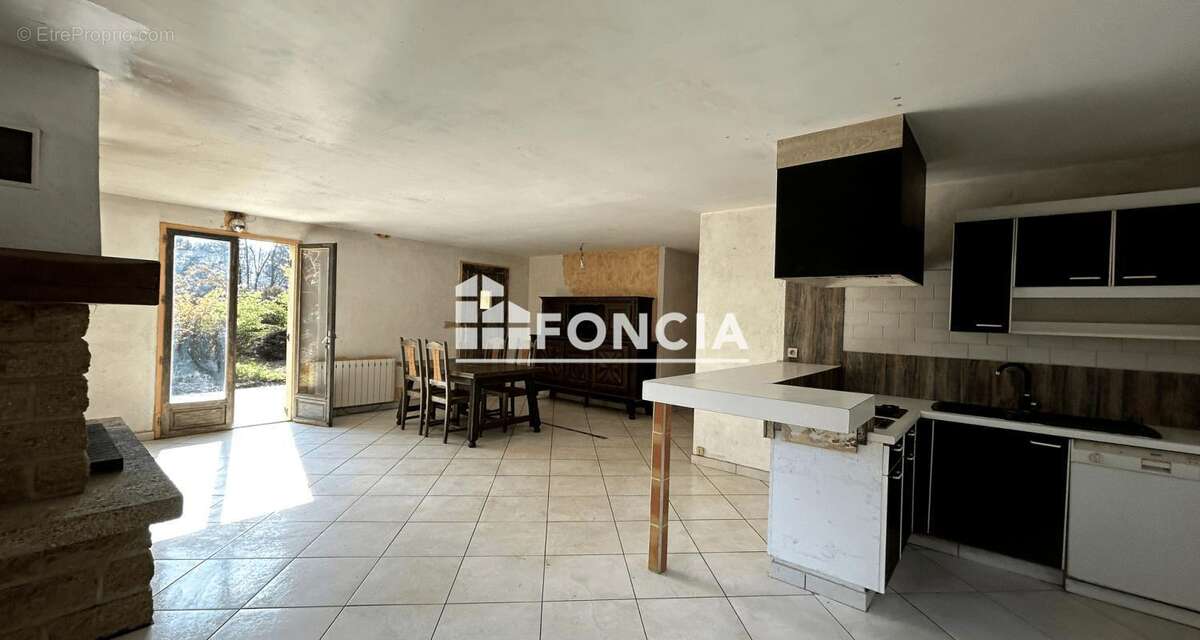 Maison à NEUVILLE-SUR-SARTHE