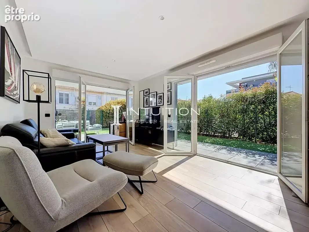 Golfe-Juan : Vaste appartement rez-de-jardin dans un immeuble de standing avec piscine - photo 6