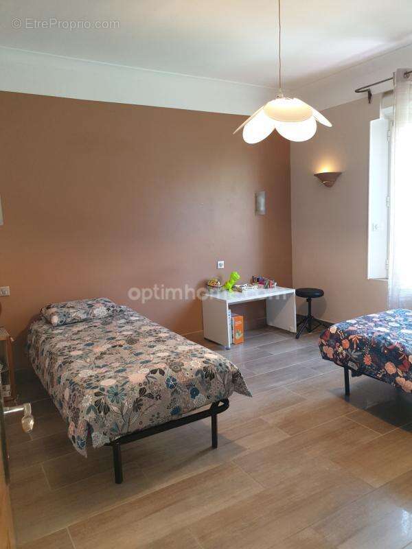 A vendre à Digne-les-Bains – Demeure de caractère des années 30 – 240 m² – 2 logements – Piscine – Garage - photo 20