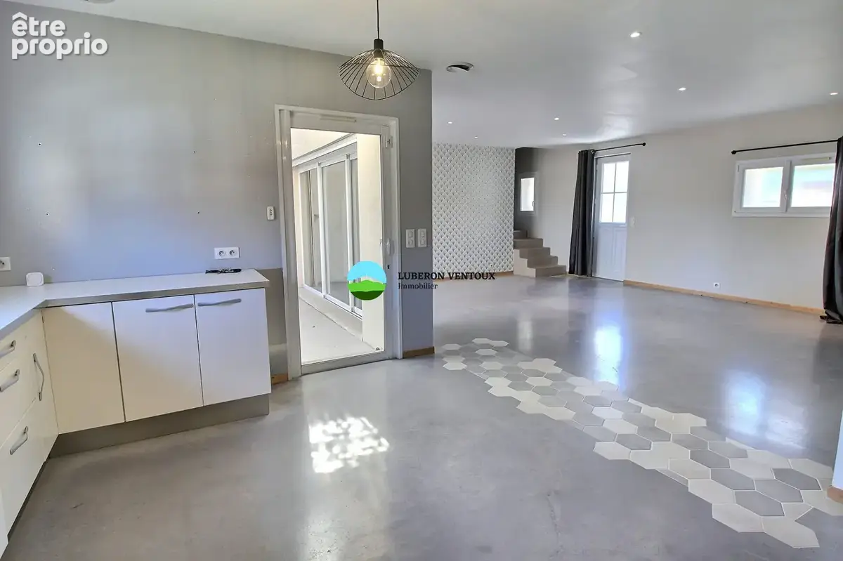 Maison de 150 m², terrasse, grand garage et vue exceptionnelle sur le Mont Ventoux. - photo 2