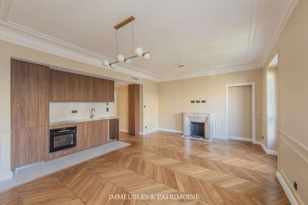 Appartement à PARIS-8E