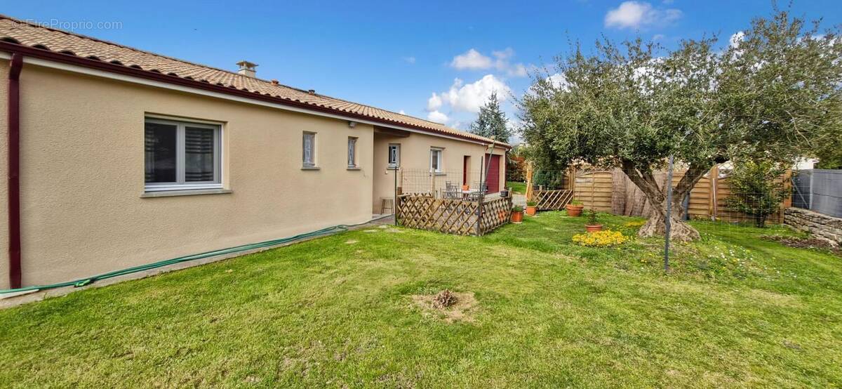 Maison à LEGUILLAC-DE-L'AUCHE