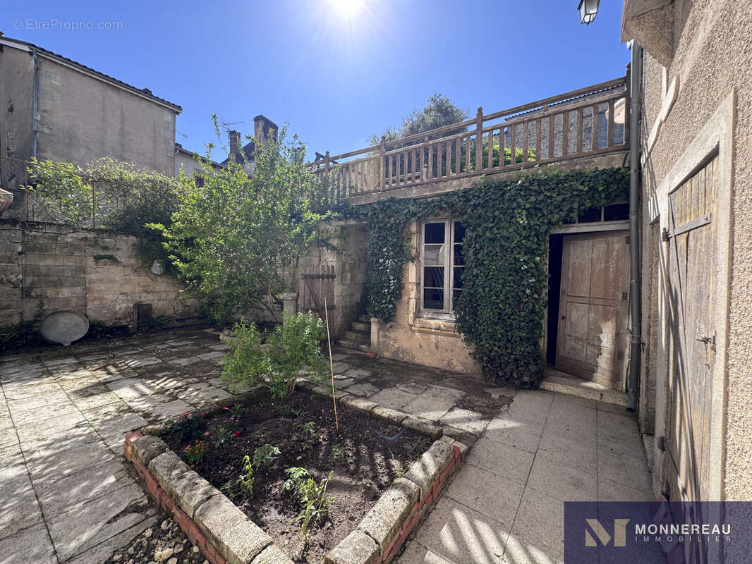 Maison à BARBEZIEUX-SAINT-HILAIRE