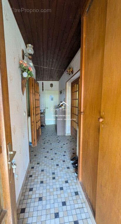 Entrée avec placard - Maison à SAINT-GENEST-D'AMBIERE