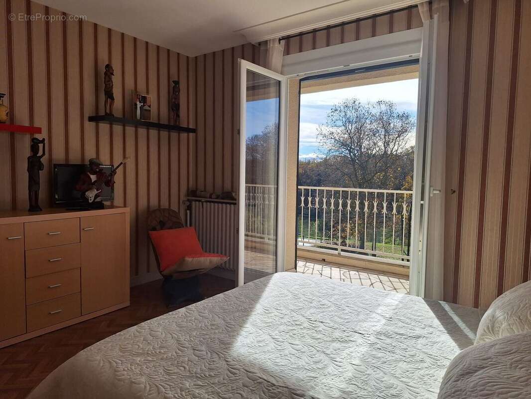 bedroom 1 leading to balcony - Maison à BOULOGNE-SUR-GESSE