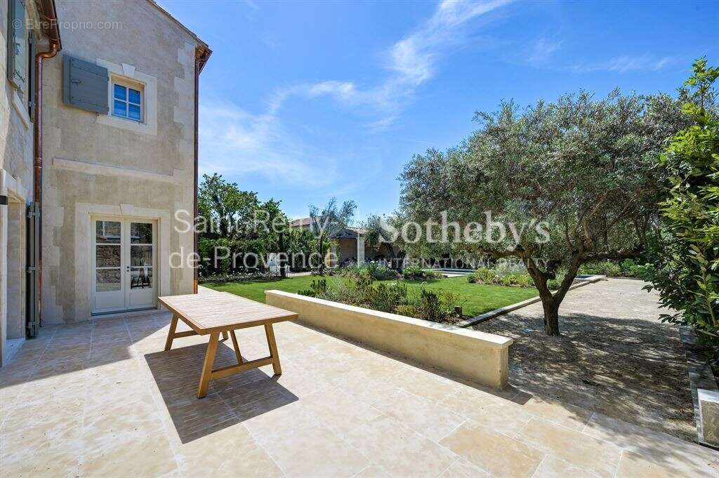 Mas de village entièrement rénové au coeur de Maussane les Alpilles - photo 7