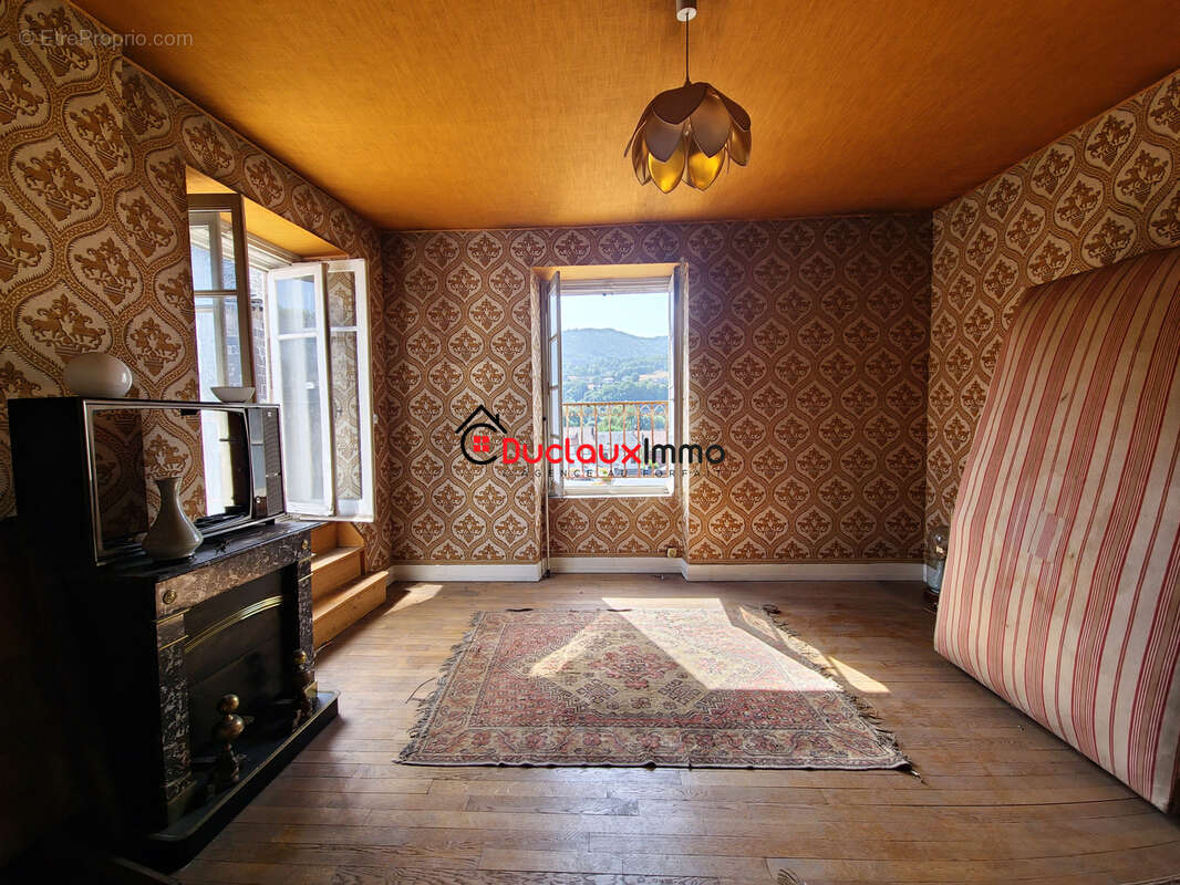 Appartement à VIC-SUR-CERE