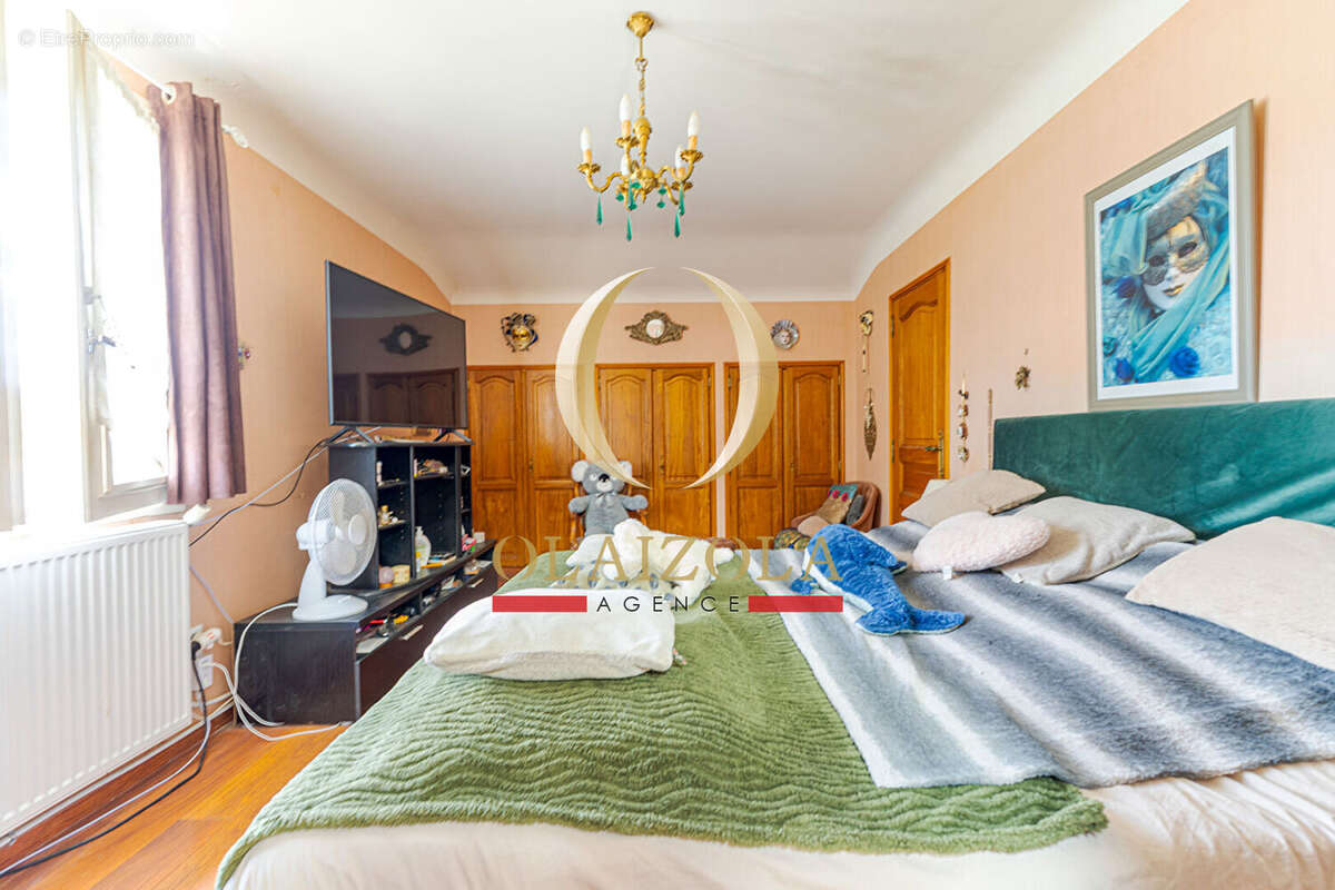 CAMBO-LES-BAINS - Maison familiale avec grand terrain exposé sud - photo 12
