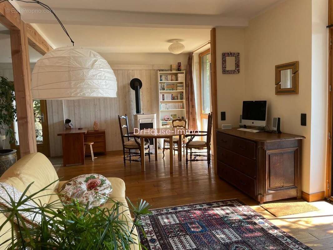 Maison à SAINT-MICHEL-DE-CHABRILLANOUX