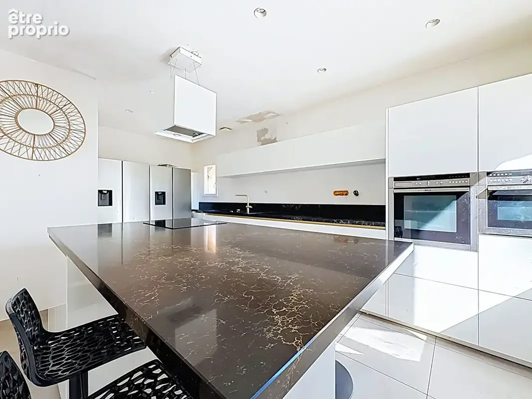 Maison Vedène - Grande propriété 355 m² - 7 chambres, piscine et fort potentiel - photo 9
