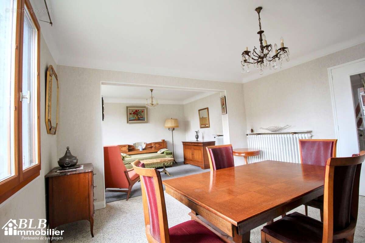 Maison à LE MESNIL-SAINT-DENIS