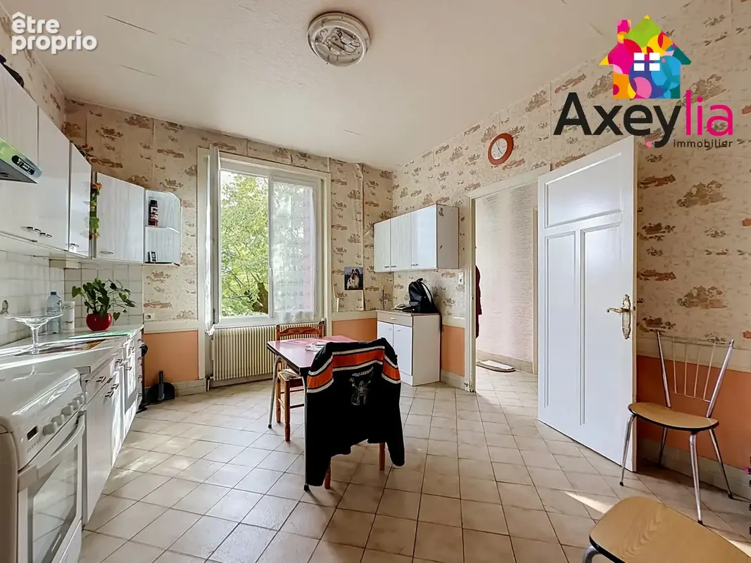 A vendre - riorges - maison élevée sur sous-sol avec deux chambres, garage, terrasse et terrain - photo 4
