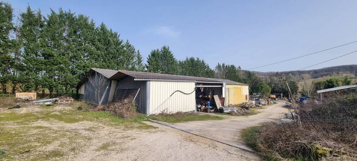 Commerce à CASTELNAU-MONTRATIER