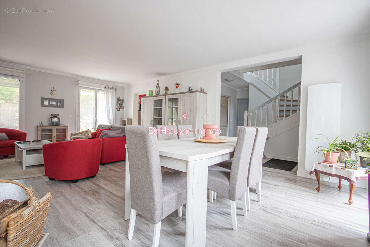 Maison à LA QUEUE-LES-YVELINES