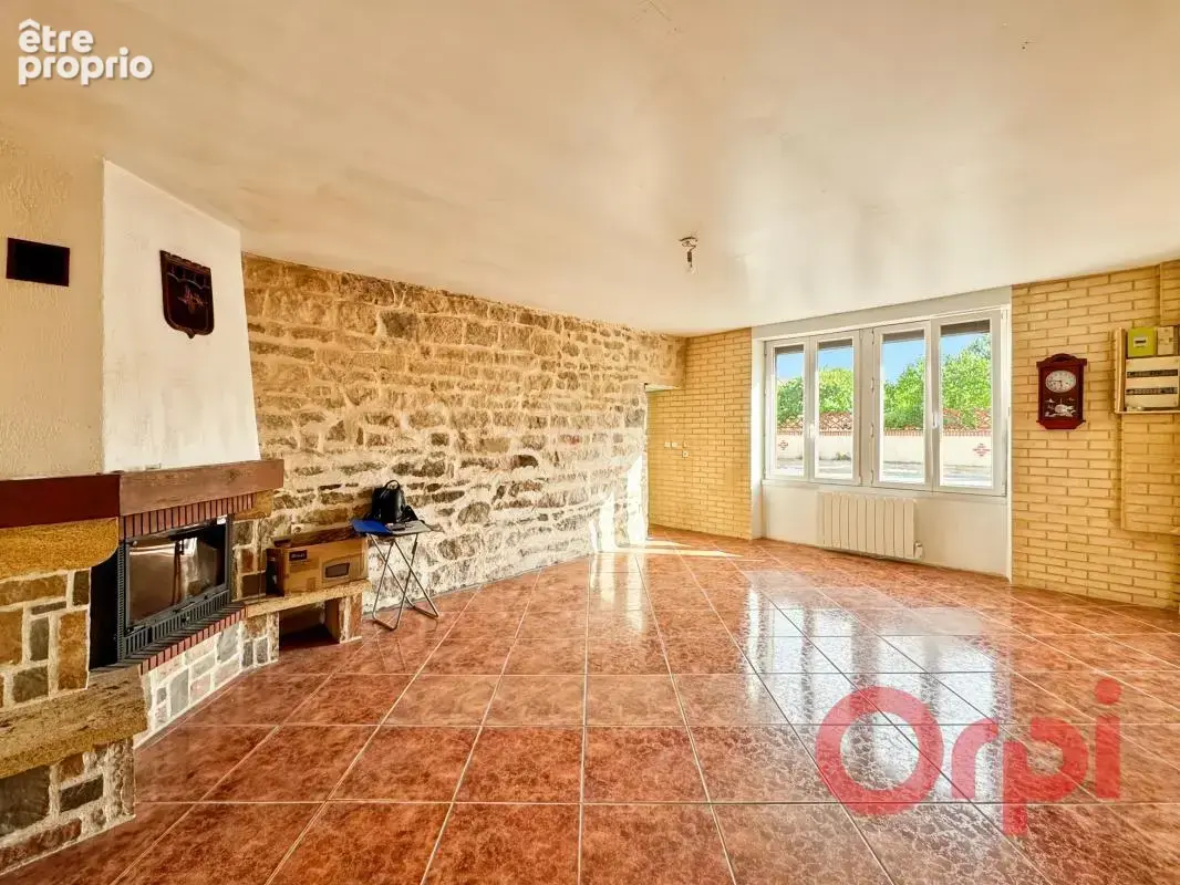  Maison de caractère à vendre à Épineuil-le-Fleuriel – Pierre apparente - photo 4