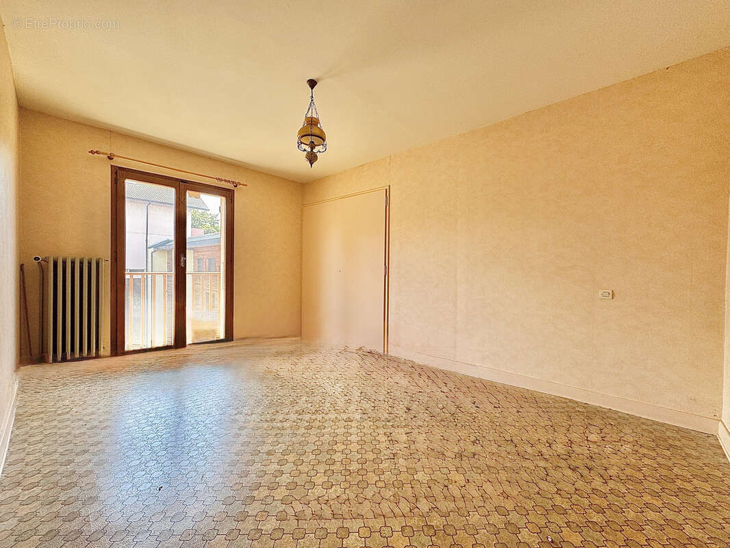 Maison à VILLE-LA-GRAND