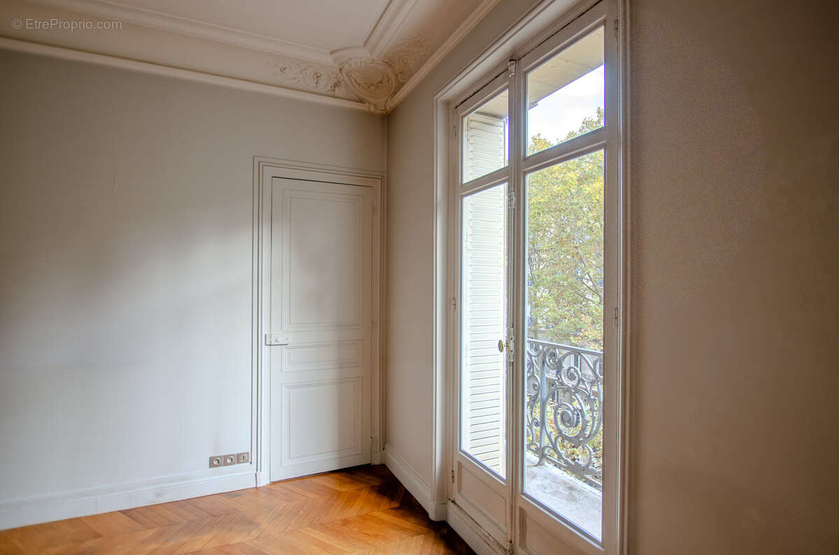 VENTE Paris 7e Champs de Mars  Appartement familial 3 chambres parquet moulures cheminées - photo 13