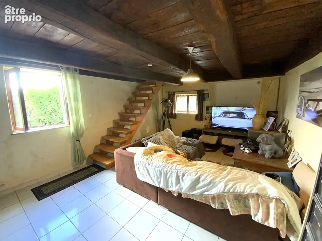 AUXY - Maison de village de 139 m² hab. (3 chambres) avec double garage et dépendance. - photo 2
