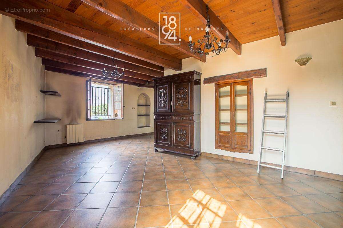 MARSEILLE 14ᵉ – Le Canet  Maison familiale 127 m² avec garage, jardin et piscine – Fort potentiel - photo 8