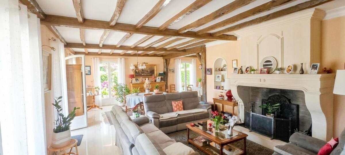 Maison 217 m² à Saintes  - photo 3