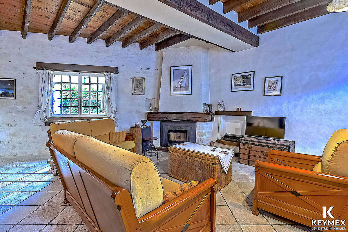 Maison à VALLANGOUJARD