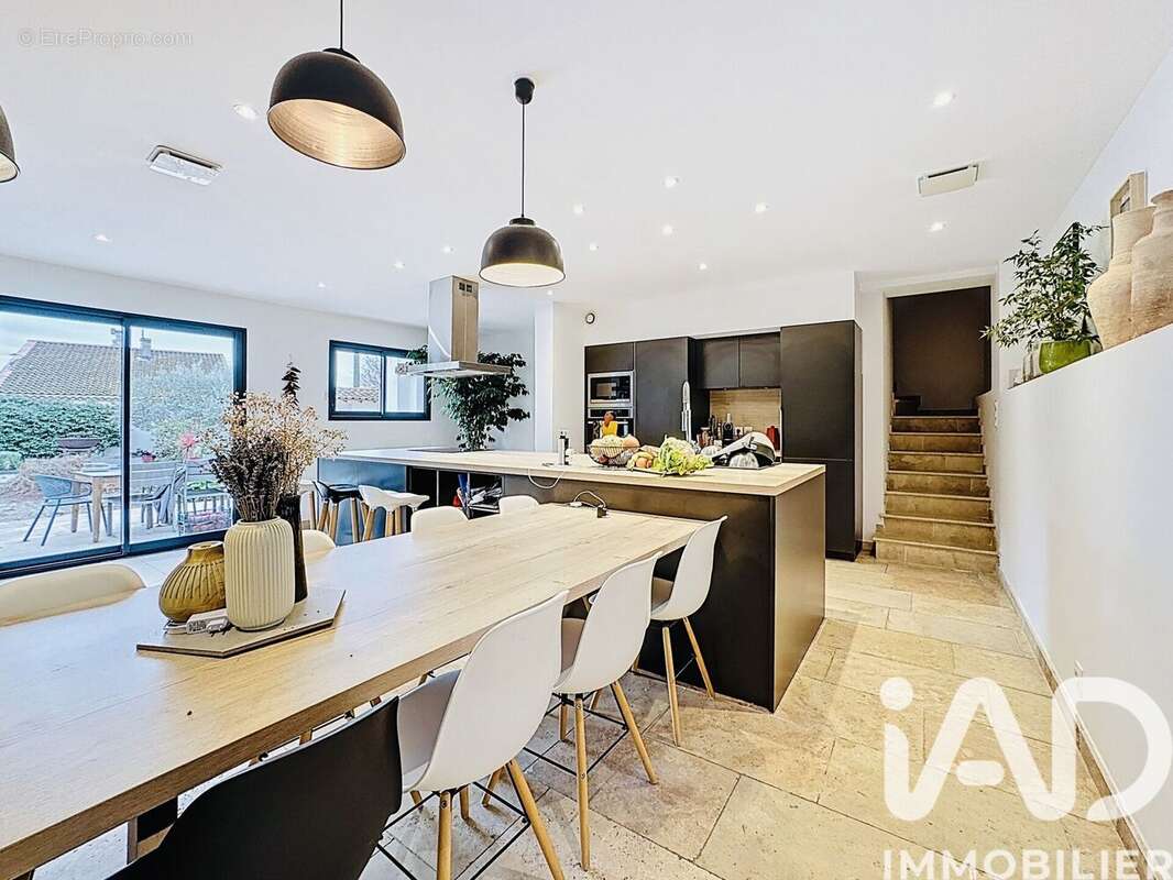 Maison 152 m² à Arles  - photo 6