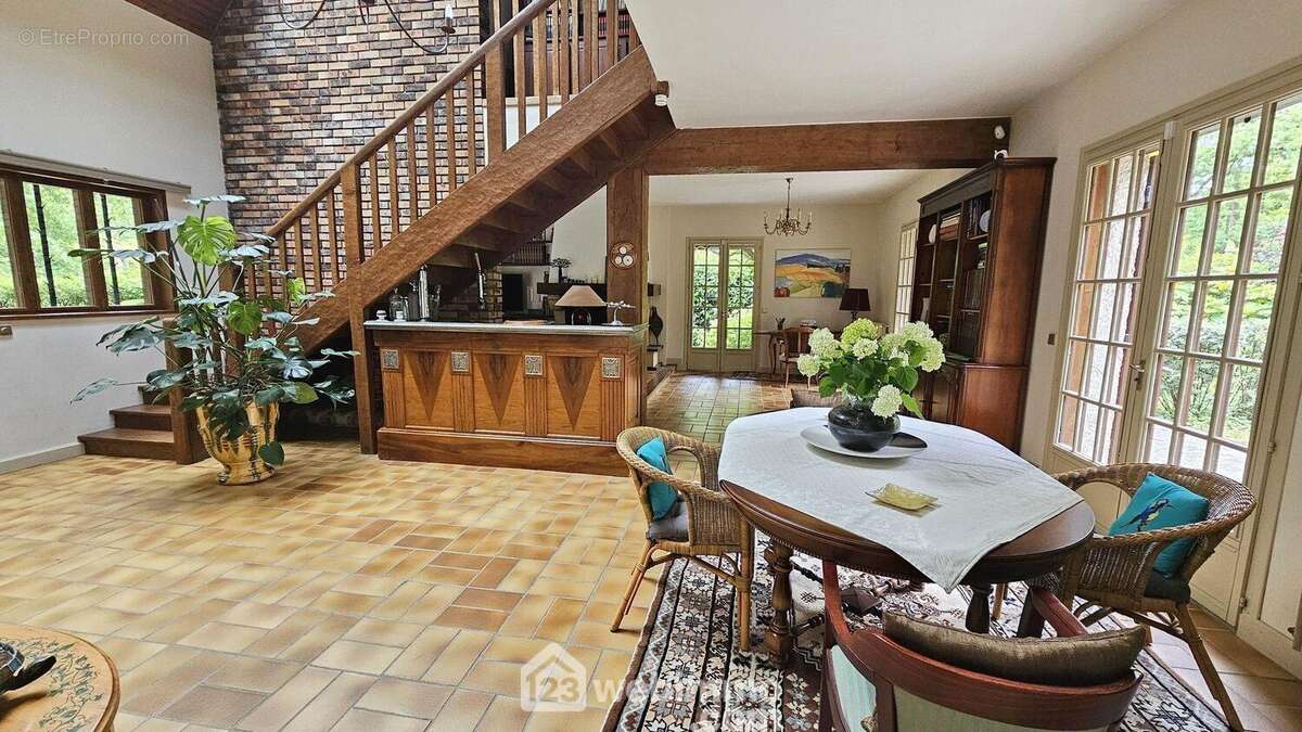 Une autre vue de la salle à manger de 34 m².
