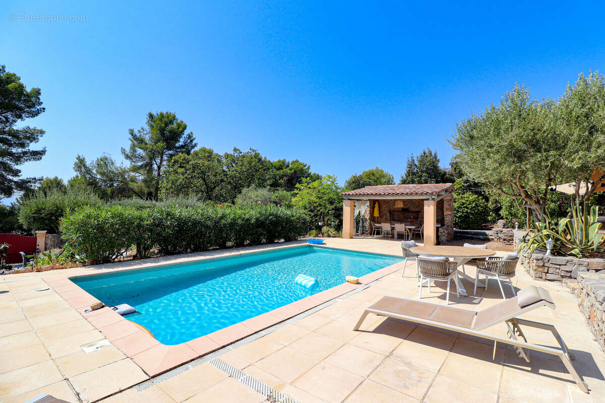 FLAYOSC PROPRIETE de 185M2 habitables avec 4 chambres, PISCINE sur plus de 4000m2 clos et paysagé - photo 6