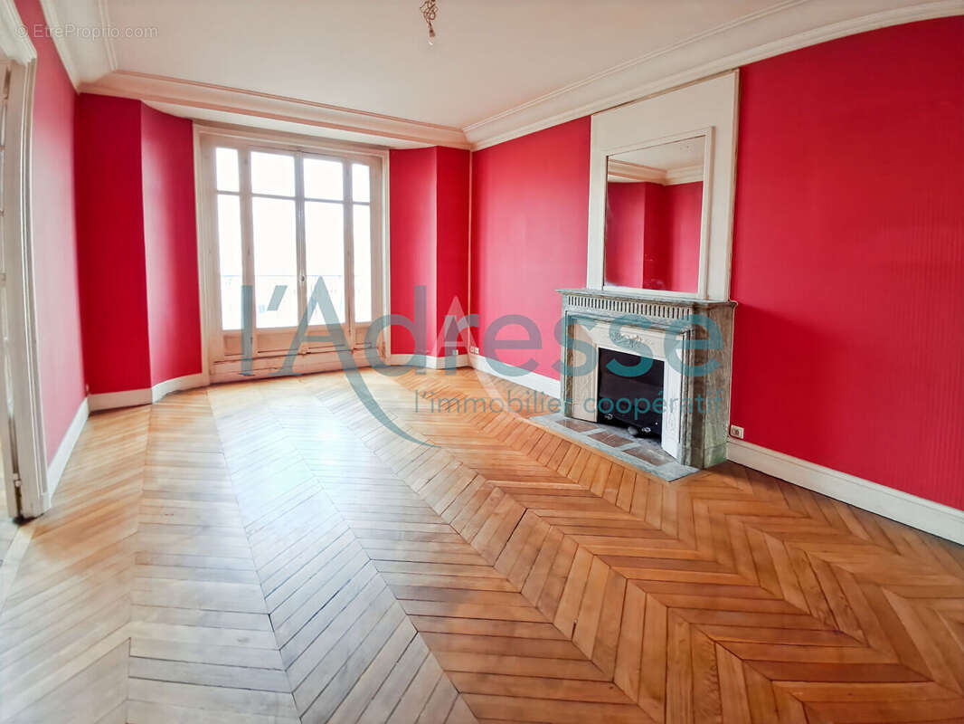 Appartement à PARIS-16E