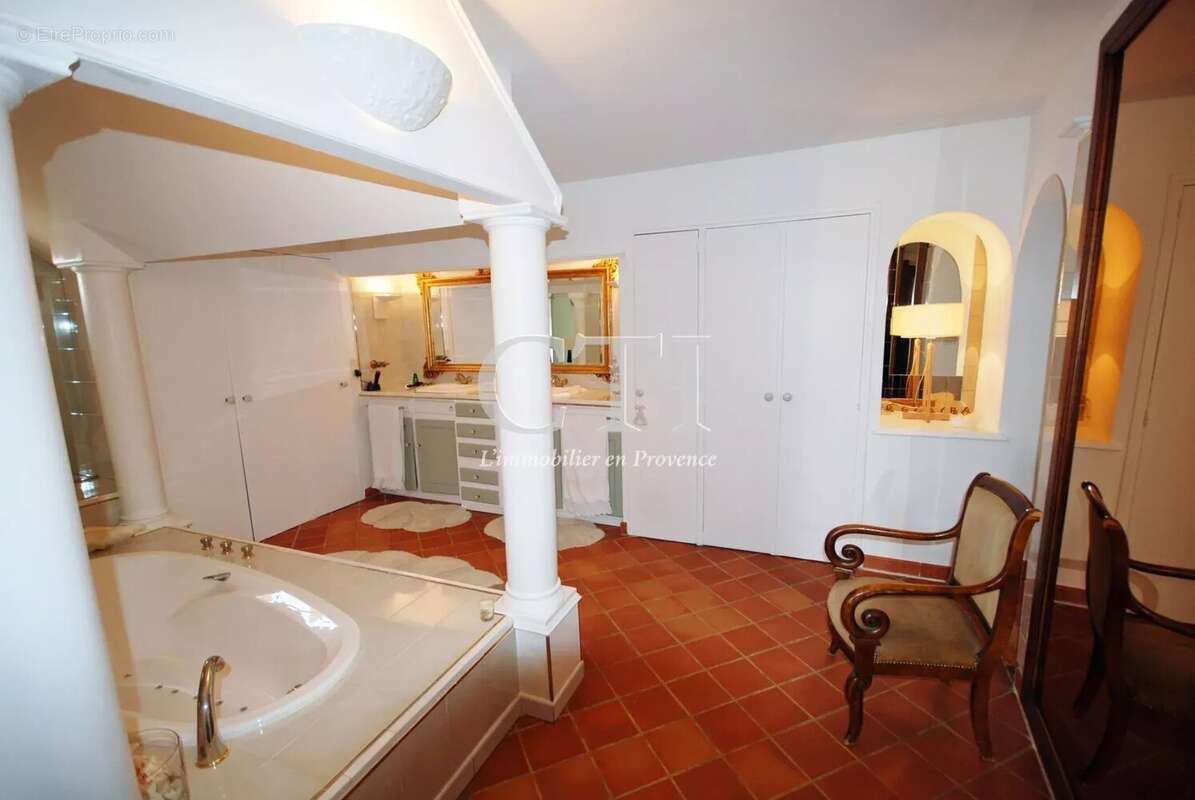 Exceptionnelle maison au charme de l'ancien et au confort contemporain avec jardin, piscine et annexes - photo 26