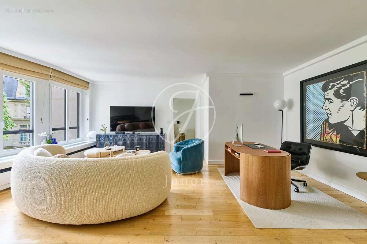 Appartement à PARIS-16E