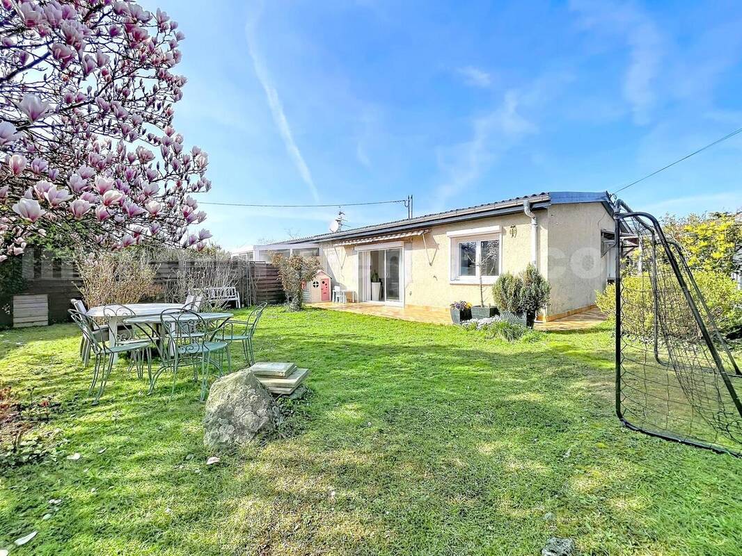 Maison_individuelle_terrain_cuisine_séparée_Vétraz_Monthoux_proche_commerces_bus_tram_ceva_gare_frontieres_suisse_genève_exterieur_salon_séjour_cuisine_Chambre_1_salle_de_bains_chambre_2_jardin - Maison à VETRAZ-MONTHOUX