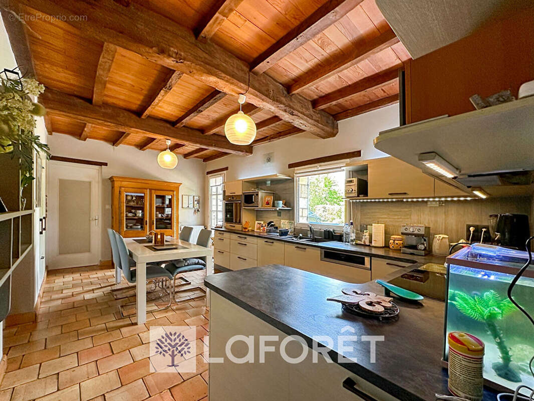 Maison à SAINT-GENIS-DE-SAINTONGE