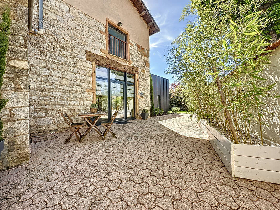 Maison en pierre rénovée avec piscine et dépendances - photo 9
