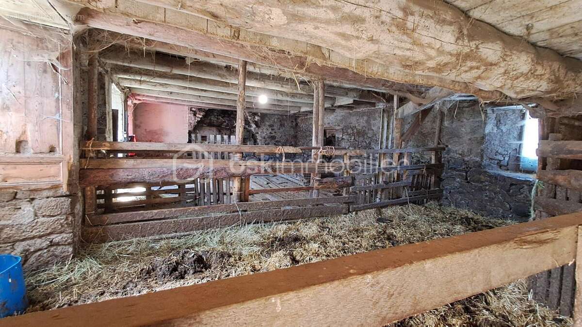 Corps de ferme à rénover sur la commune de Chalinargues - photo 8