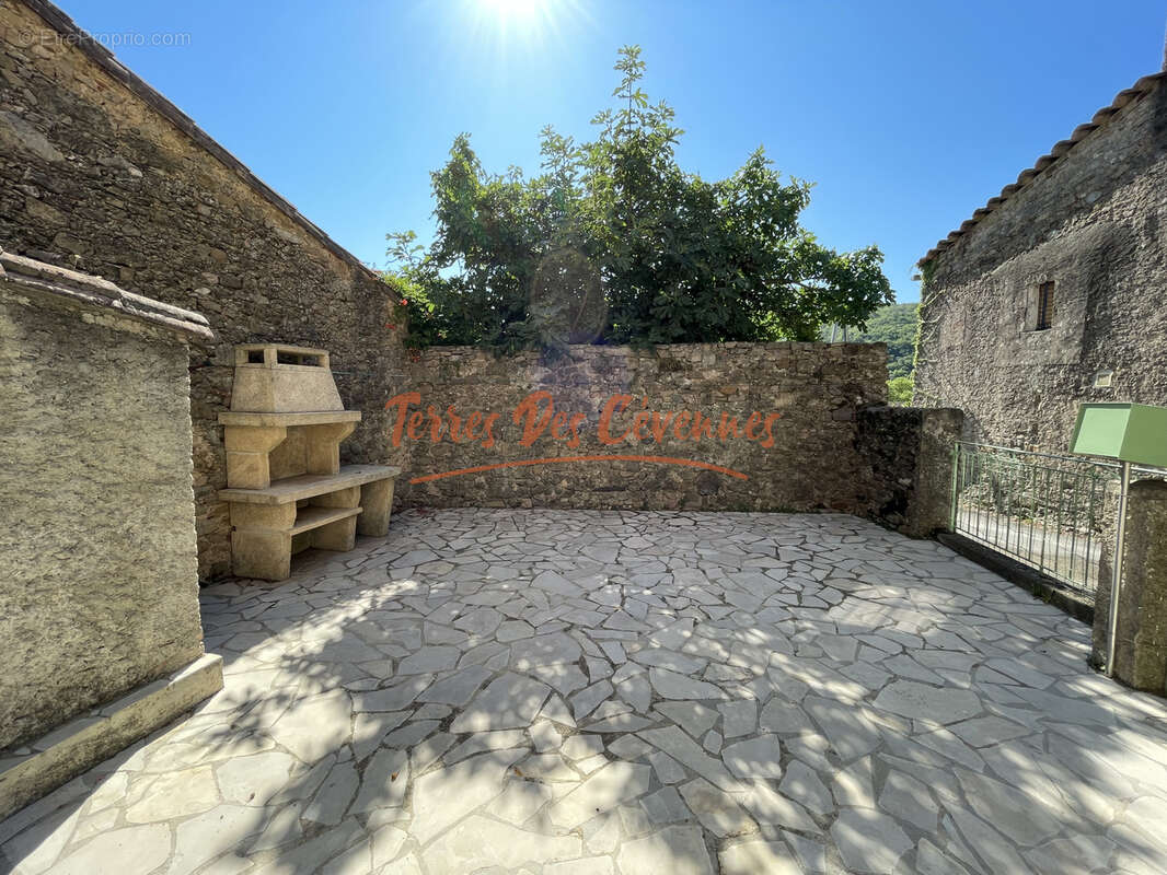 Maison de village avec cour. - photo 2