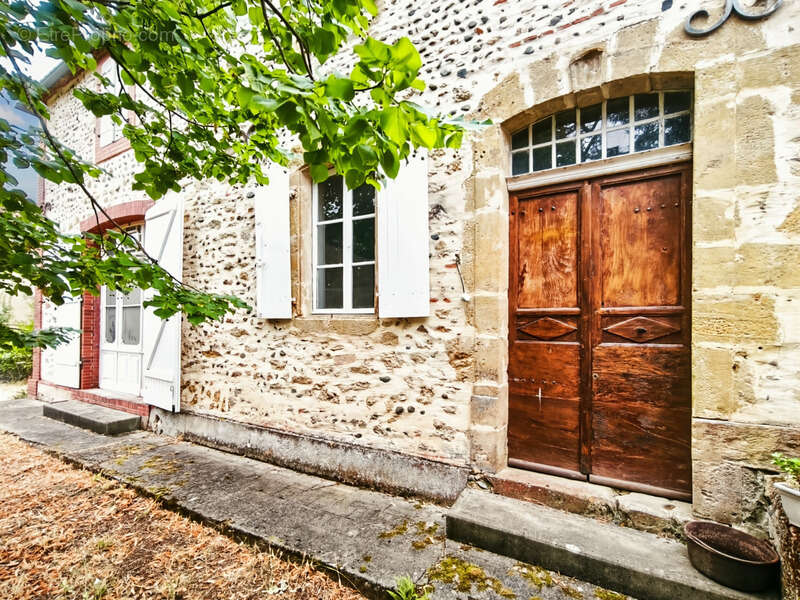 Dpt Gers (32), à vendre SAINT MONT Maison ancienne T4 de 160 m² habitables en plain pied + grenier aménageable + grange attenant - photo 2