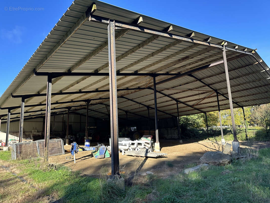 Parking à SAINT-LORMEL