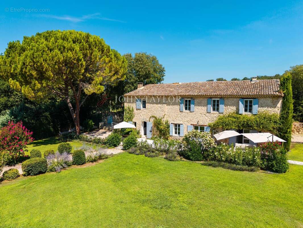Mas en Pierre d'Exception à Vendre à Ménerbes : Charme Provençal et Piscine Chauffée - photo 4