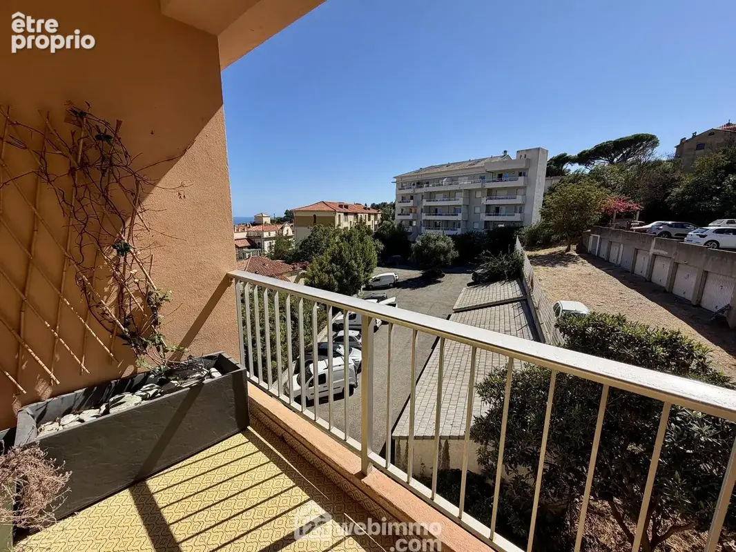 L'appartement possède deux balcons